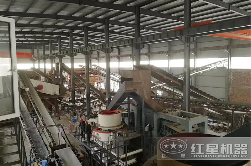 花崗巖制砂現(xiàn)場(chǎng) 花崗巖制砂現(xiàn)場(chǎng)