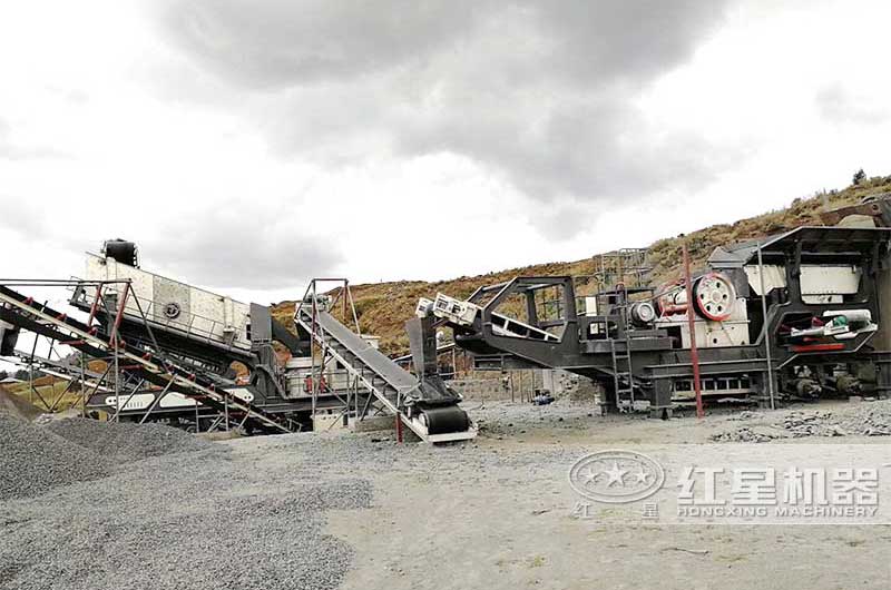 一小時處理一百方的花崗巖移動定碎石機現場 一小時處理一百方的花崗巖移動定碎石機現場