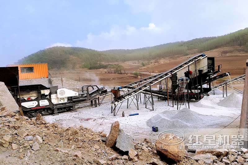 移動鄂破和移動反擊破作業(yè)現(xiàn)場 移動鄂破和移動反擊破作業(yè)現(xiàn)場